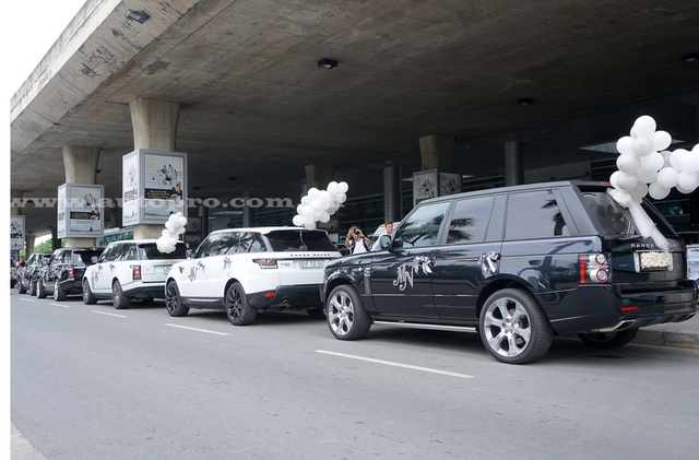 
Đoàn xe nhanh chóng xếp hàng dài trước cửa sân bay quốc tế.
