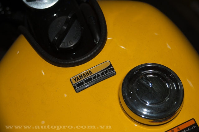 
Ngoài ra, phía trên nắp bình xăng còn xuất hiện huy hiệu Yamaha 60th Anniversary như dấu hiện nhận biết đây là bàn kỷ niệm.
