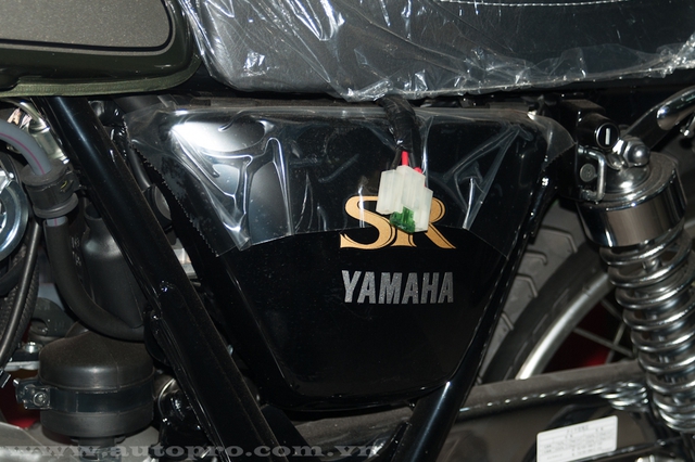 
Điều bất ngờ trên Yamaha SR400 2015 không được trang bị hệ thống đề điện. Thay vào đó, xe chỉ đi kèm bàn đạp và khởi động máy bằng chân. Đây có thể là một trong những điểm hấp dẫn của Yamaha SR400 2015 trong mắt một số khách hàng trung niên.
