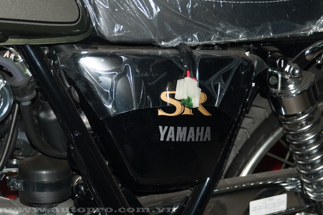 Điều bất ngờ trên Yamaha SR400 2015 không được trang bị hệ thống đề điện. Thay vào đó, xe chỉ đi kèm bàn đạp và khởi động máy bằng chân. Đây có thể là một trong những điểm hấp dẫn của Yamaha SR400 2015 trong mắt một số khách hàng trung niên.