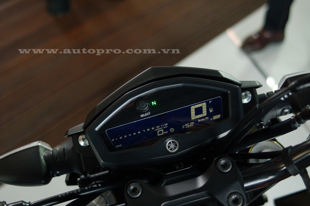 
Đồng hồ trên TFX150 có thiết kế nhỏ gọn với màn hình LCD nằm giữa cụm đèn pha. Yamaha TFX150 khởi động thông qua công tắc phía bên phải thay cho nút đề. Khi muốn khởi động, người lái chỉ cần gạt nút xuống và ngược lại.
