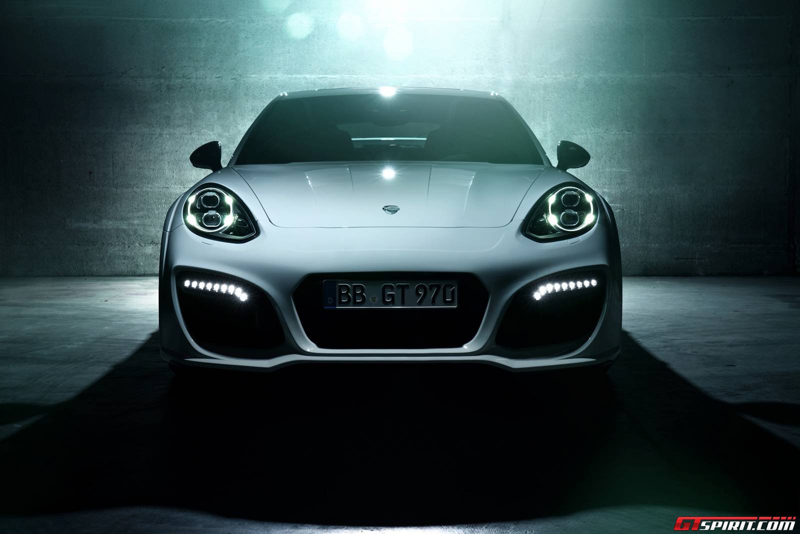 Porsche Panamera Turbo khỏe khoắn hơn với gói độ TechArt 2