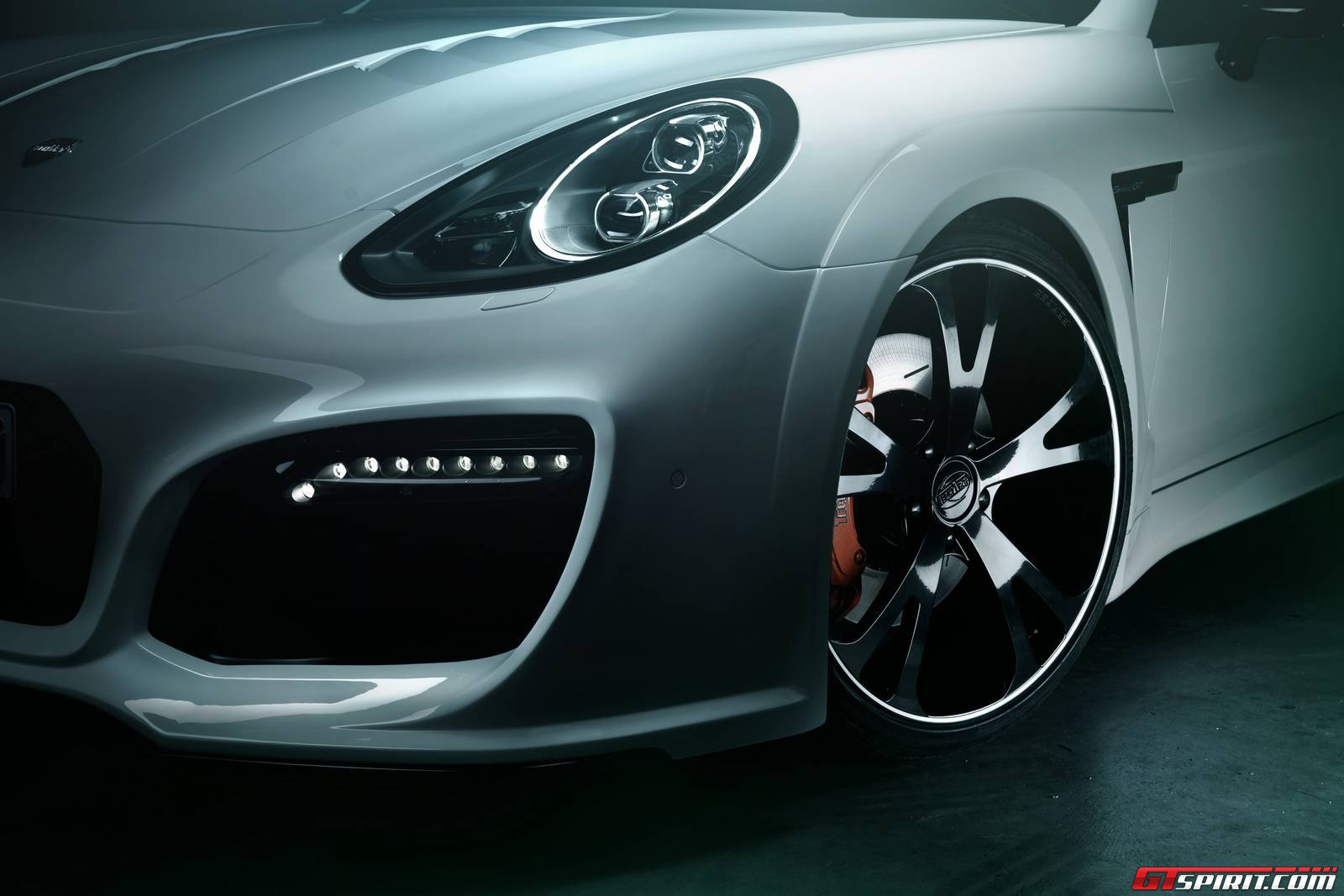 Porsche Panamera Turbo khỏe khoắn hơn với gói độ TechArt 3