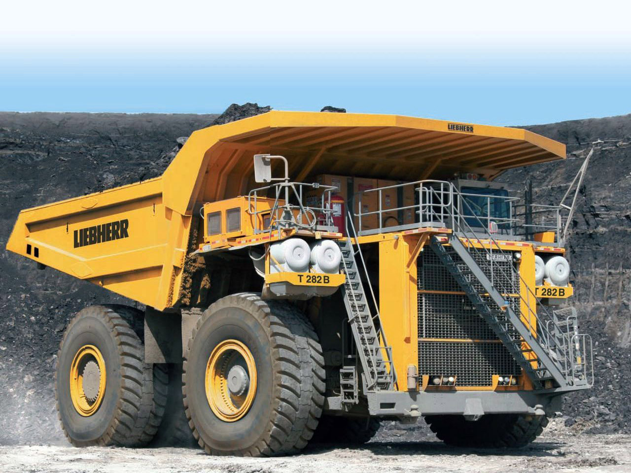 Khám phá cỗ máy khai mỏ lớn nhất thế giới Liebherr T282B 6