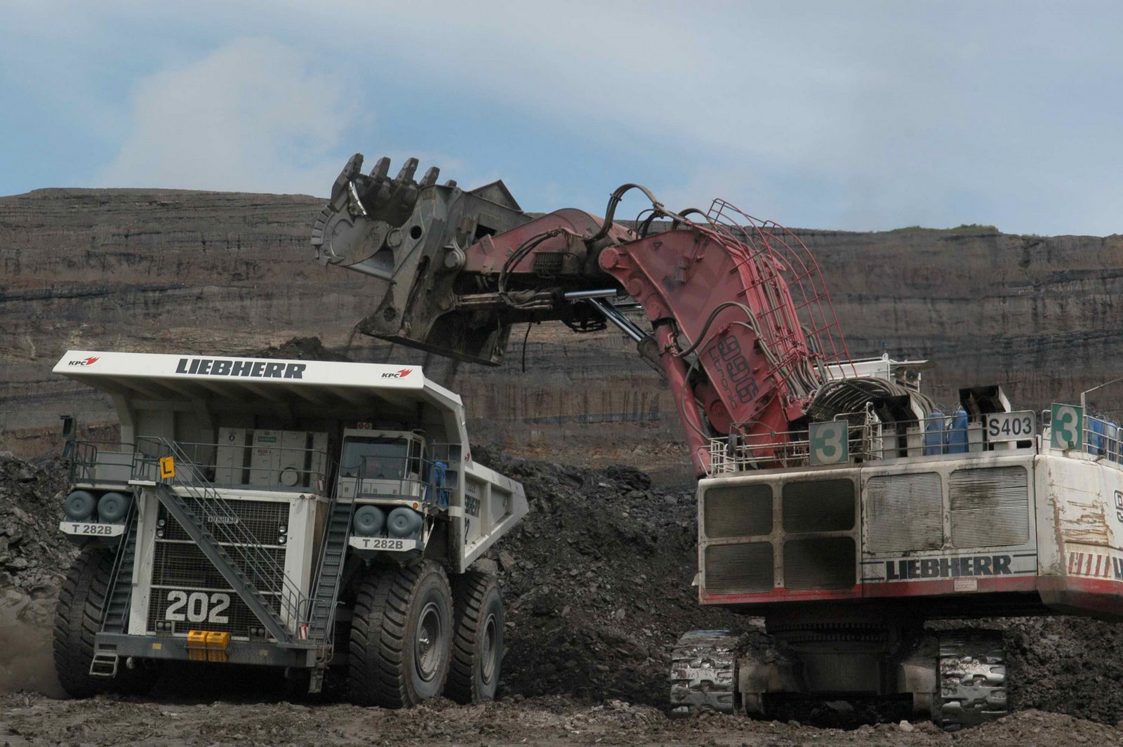 Khám phá cỗ máy khai mỏ lớn nhất thế giới Liebherr T282B 2