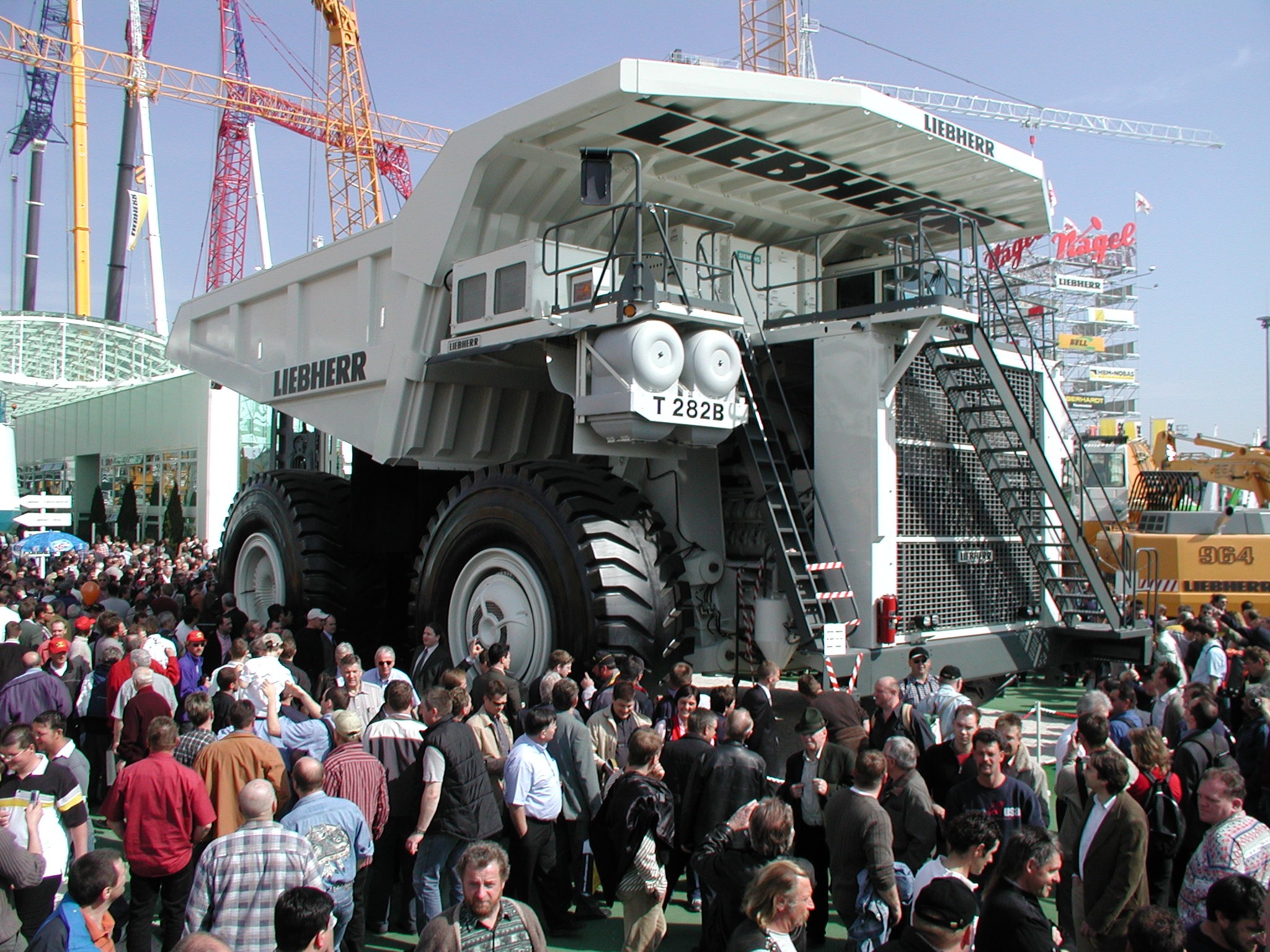 Khám phá cỗ máy khai mỏ lớn nhất thế giới Liebherr T282B 3