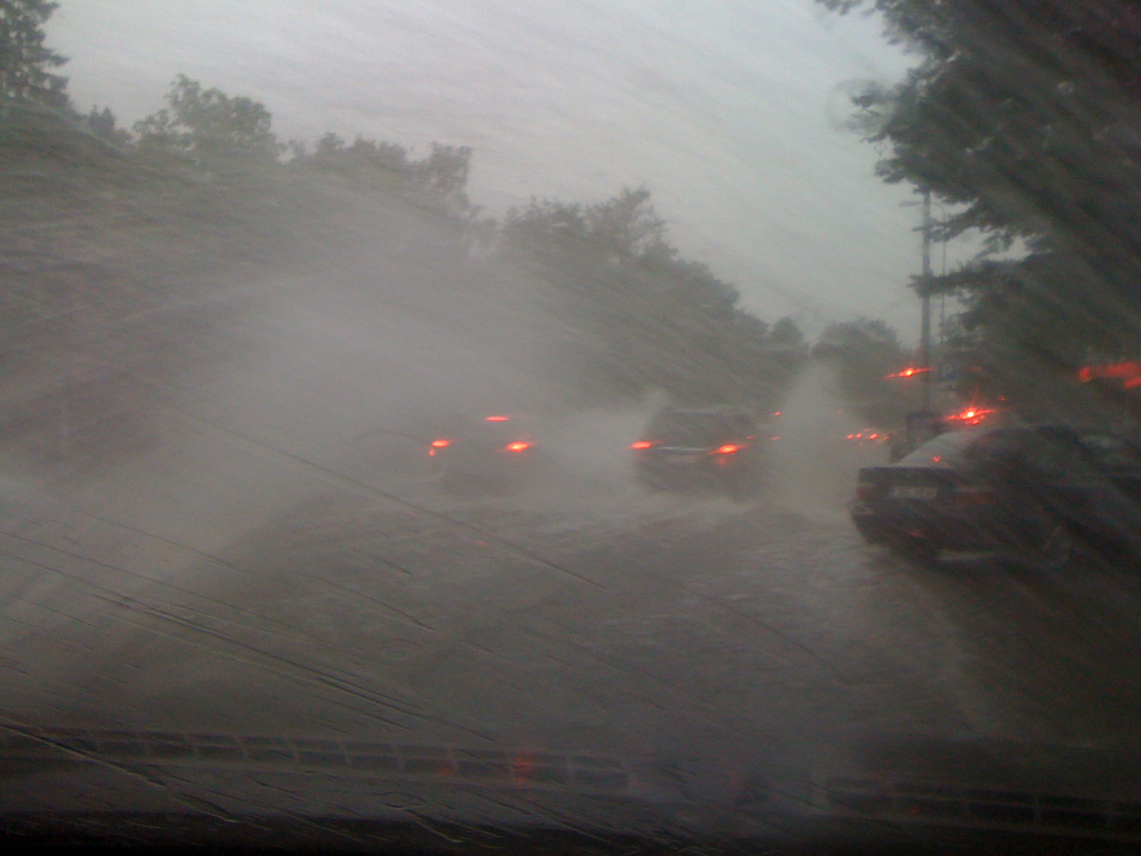 Những bí kíp phải thuộc nằm lòng để đối mặt với mưa bão khi đang lái xe 1
