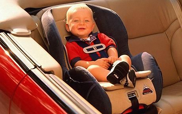 Kinh nghiệm di chuyển an toàn với trẻ nhỏ trong xe hơi 1