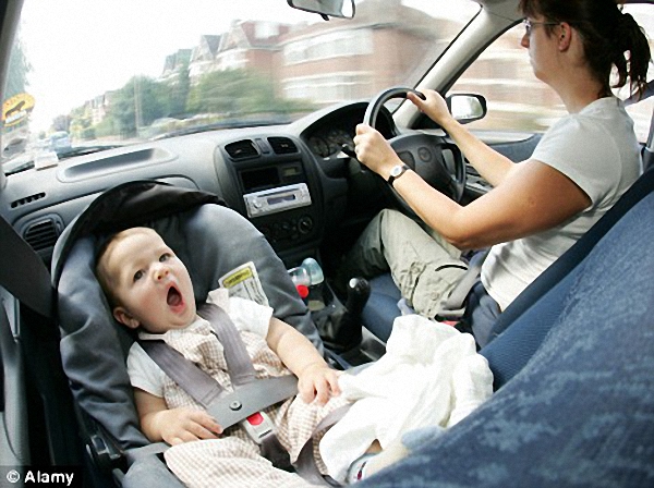 Kinh nghiệm di chuyển an toàn với trẻ nhỏ trong xe hơi 2