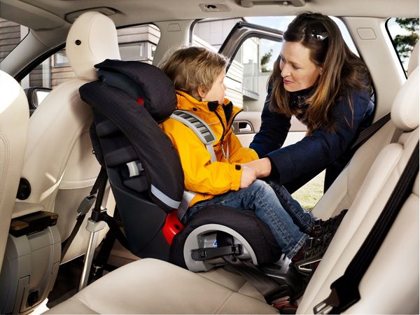 Kinh nghiệm di chuyển an toàn với trẻ nhỏ trong xe hơi 4