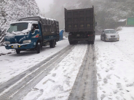 Tuyết rơi dày ở Sapa khiến giao thông đi lại khó khăn 15