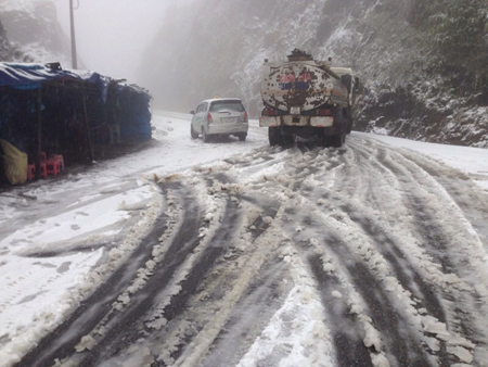 Tuyết rơi dày ở Sapa khiến giao thông đi lại khó khăn 16