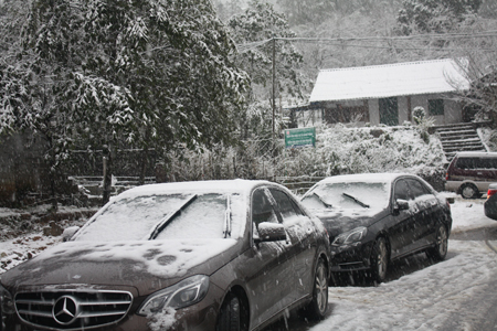 Tuyết rơi dày ở Sapa khiến giao thông đi lại khó khăn 18