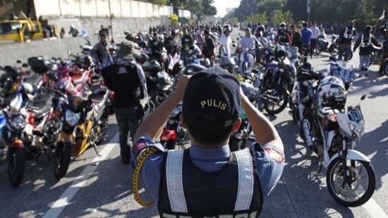 Philippines: Môtô/Xe máy chỉ chở một người, ra đường phải có biển số trên lưng áo 1