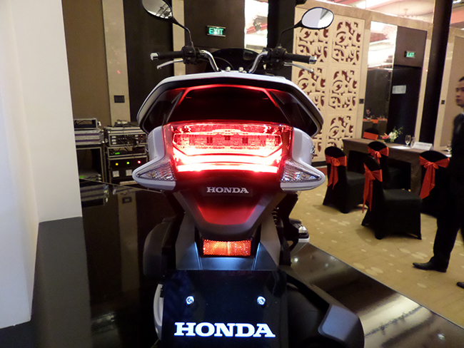 Honda bất ngờ ra mắt PCX 125 phiên bản cao cấp: Thiết kế mới, full LED 15