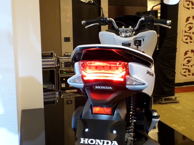 Honda bất ngờ ra mắt PCX 125 phiên bản cao cấp: Thiết kế mới, full LED 14