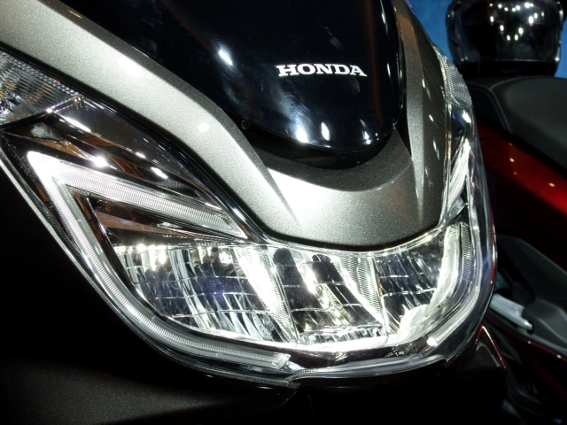 Honda bất ngờ ra mắt PCX 125 phiên bản cao cấp: Thiết kế mới, full LED 11