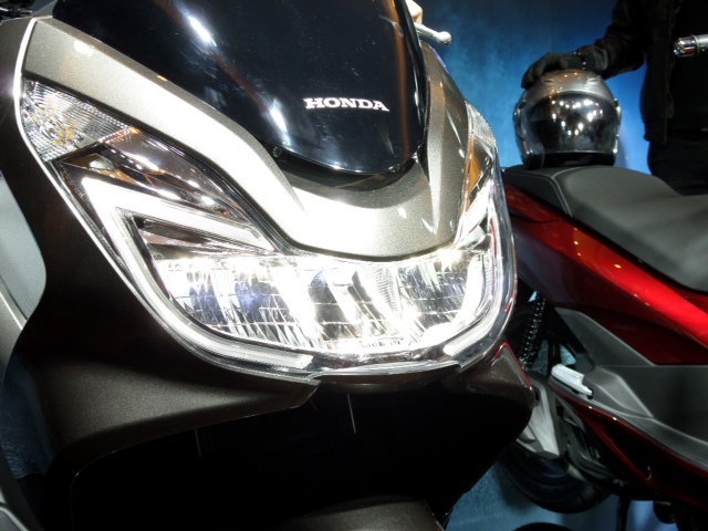 Honda bất ngờ ra mắt PCX 125 phiên bản cao cấp: Thiết kế mới, full LED 10