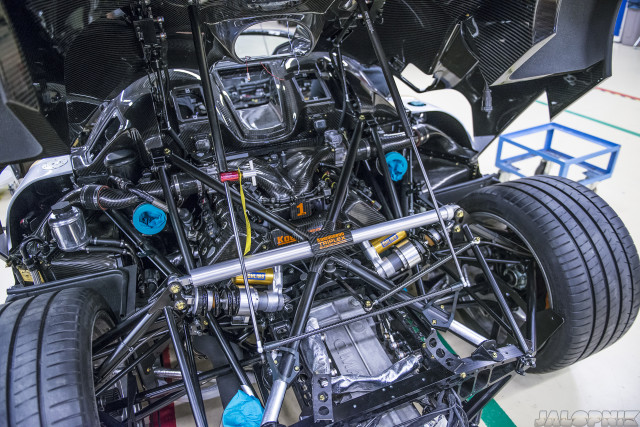 Cận cảnh quá trình hoàn thiện siêu xe Koenigsegg One:1 13