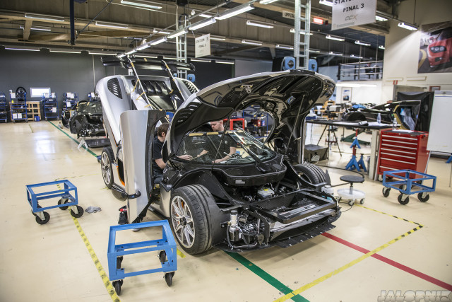 Cận cảnh quá trình hoàn thiện siêu xe Koenigsegg One:1 16