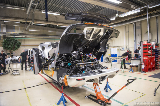 Cận cảnh quá trình hoàn thiện siêu xe Koenigsegg One:1 27