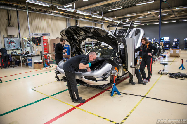 Cận cảnh quá trình hoàn thiện siêu xe Koenigsegg One:1 30