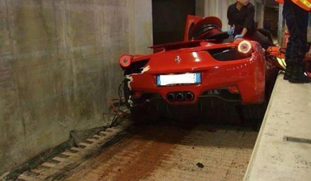 Ferrari 458 Spider bay qua barrier và "hạ cánh" không an toàn 2