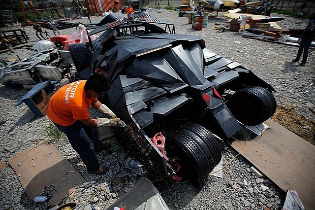 Xế khủng Tumbler Batmobile từ phế liệu có giá thuê 1.600 USD/ngày 2