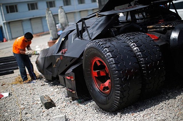 Xế khủng Tumbler Batmobile từ phế liệu có giá thuê 1.600 USD/ngày 3