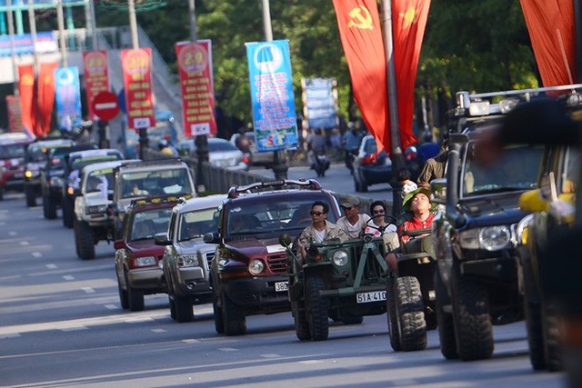 Chiều 24/8, hơn 30 chiếc ô tô khủng tham gia cuộc thi Off Road 2014 tại Quảng Ninh đã diễu hành một vòng Tuần Châu - Hạ Long - Tuần Châu trước ngày khai mạc giải