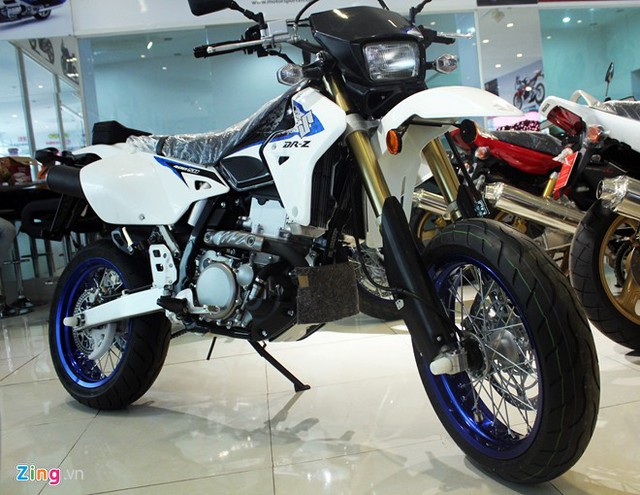 Đây là mẫu xe cào cào có trọng lượng nhẹ, cỡ nhỏ thuộc dòng Supermoto. Nhận thấy xu hướng khách hàng ngày càng quan tâm tới dòng Supermoto nhỏ và nhẹ do suy thoái kinh tế, Suzuki đã cho ra đời sản phẩm này nhằm đáp ứng nhu cầu của thị trường. Nó rất thiết thực đối với người tiêu dùng, đặc biệt là những người mê phượt