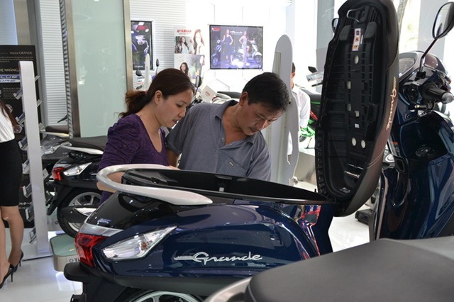 Khách hàng tìm hiểu về mẫu xe Grande tại Yamaha Town Hà Nội