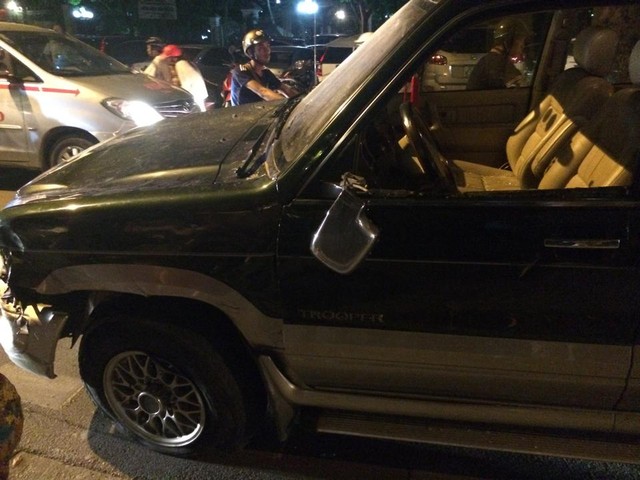 Chiếc Toyota Zace bị người dâm đập phá, tài xế đã rời khỏi xe