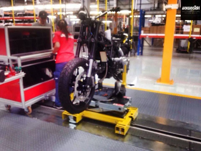 Ducati Scrambler trên dây chuyền sản xuất tại nhà máy.