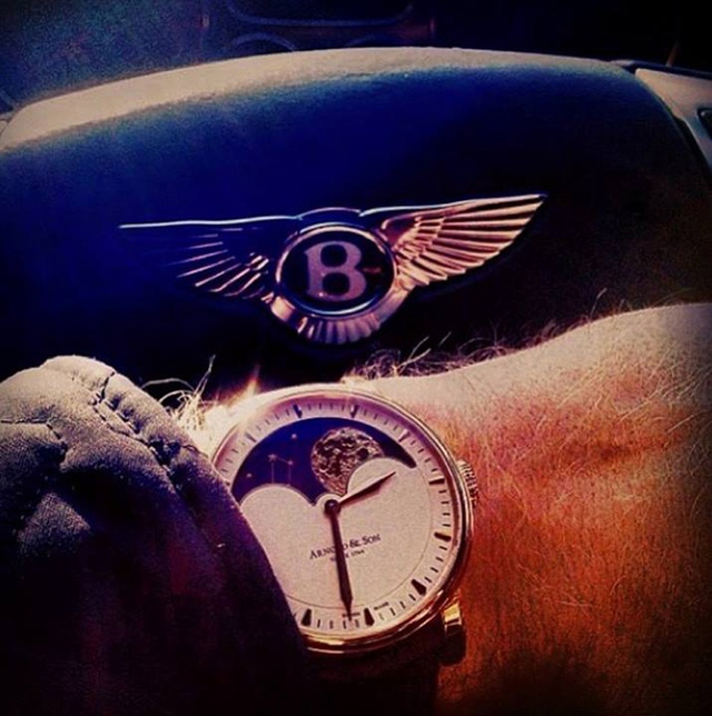 Vẫn luôn là Arnold&Son Perpetual Moon mới có thể xứng tầm với những chiếc xe hơi đẳng cấp của Bentley, thiết kế tuyệt mĩ này đã được ưu ái phong danh hiệu đồng hồ mặt trăng đẹp nhất 2013. Để có thể sở hữu mẫu đồng hồ này, cái giá phải bỏ ra không hề nhỏ, ước tính xấp xỉ 1 tỉ đồng.