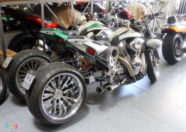 DUU được xây dựng bởi ba người đàn ông đam mê xe: Giorgio Sarti, Giovanni Cabassi và Roberto Pattoni. Họ đều là con trai của huyền thoại Giuseppe Pattoni, người đã tạo ra và chạy thử chiếc Paton 500cc. Xe được đưa vào sản xuất từ năm 2012