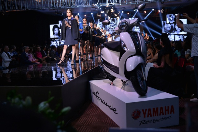Yamaha Grande – mẫu xe ga mới nhất chạy động cơ Blue Core của Yamaha xuất hiện xuyên suốt cuộc thi, tạo ra điểm nhấn khá ấn tượng bên cạnh phần trình diên của các thí sinh của cuộc thi người mẫu danh giá