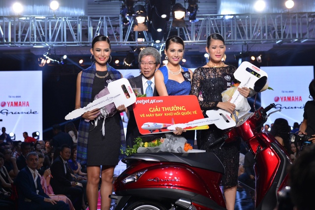 Ông Ono Masaru – Tổng giám đốc Yamaha Motor Việt Nam trao giải cho top 3 của cuộc thi