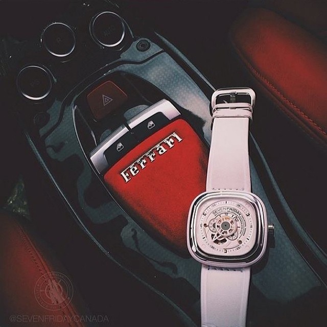 Chiếc đồng hồ SevenFriday P1-2 đẹp từng centimet trên nền nội thất Ferrari sành điệu. Được mệnh danh là “ little toy” của giới thượng lưu, thiết kế lạ mắt này hoàn toàn phù hợp cho những ai muốn tìm sự mới lạ cho bộ sưu tập đồng hồ xa xỉ của mình.