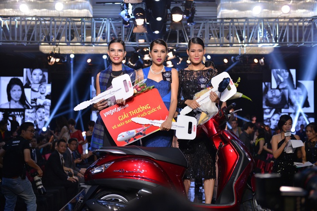 Tân quán quân Elite Model Look Vietnam 2014 Đặng Thị Lệ Hằng (giữa), giải nhì Phạm Thị Kim Thi (trái) và giải ba Nguyễn Thị Ngọc Anh (phải) đều nhận được giải thưởng là chiếc xe Yamaha Grande