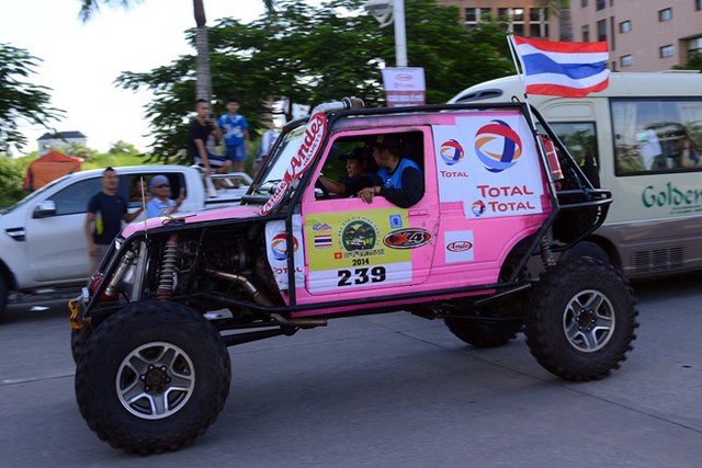 Nổi bật và ấn tượng nhất đoàn diễu hành qua Bãi Cháy và thành phố Hạ Long chiều 24/8 là một chiếc xe ô tô độ khủng màu hồng mang số báo danh 239 treo cờ Thái Lan