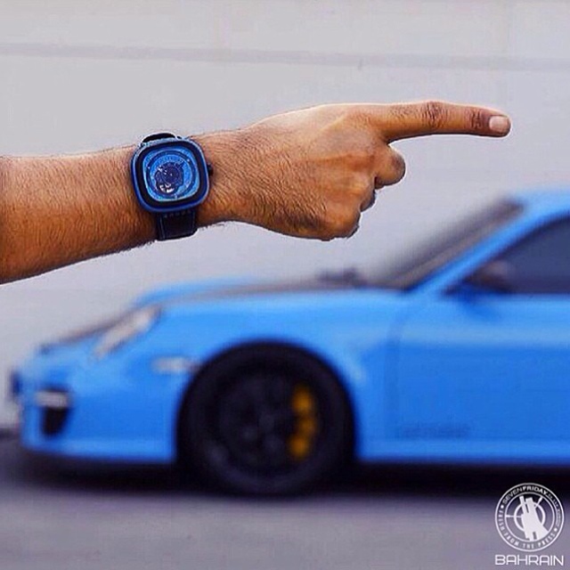 Tô điểm thêm cho mùa hè nóng bức bằng sắc xanh dịu mát của cặp đôi đồng hồ SevenFriday P1-4 và xe hơi Porsche 911 Carrera. Với những thiết kế của SevenFriday, sự khác biệt chính là phong cách.