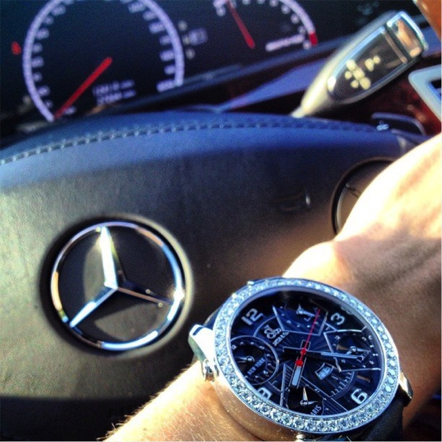 Thiết kế độc đáo với 5 múi giờ, vẻ đẹp và sự đắt giá của chiếc đồng hồ Jacob & Co Five Time Zone đã tăng thêm gấp bội khi kết hợp với chiếc xe Mercedes thời thượng. Đồng hồ Jacob & Co là sự lựa chọn đầu tiên cho những ai muốn thể hiện đẳng cấp.