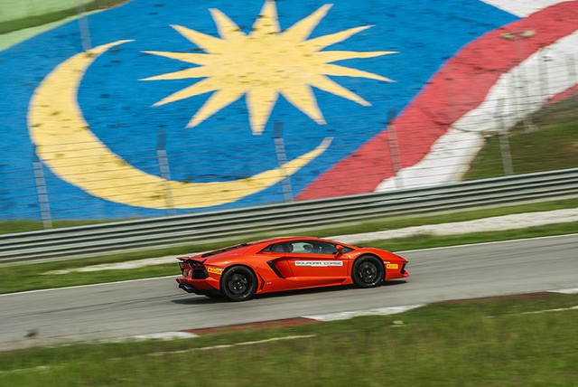 Siêu xe Lamborghini Aventador trên đường đua Sepang, Malaysia