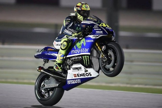 Tay đua Valentino Rossi điều khiển siêu mô tô Yamaha M1 ở giải đua MotoGP 2014.