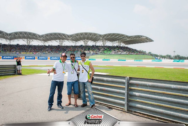 Johnny Trí Nguyễn cùng Vi Tự có những trải nghiệm thú vị tại đường đua Sepang.