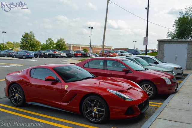 Chiếc Ferrari F12 SP America màu đỏ nổi bật nằm trong bãi đỗ của siêu thị Wegmans.