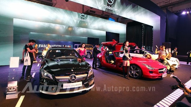 Huyền My tạo dáng bên siêu xe SLS AMG trong triển lãm Mercedes Fascination 2014.