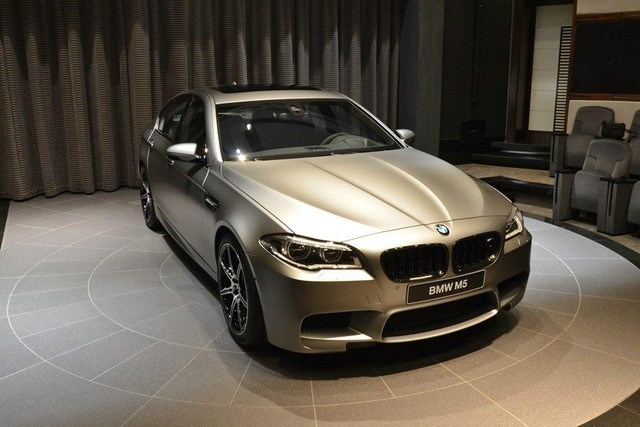 BMW M5 nhanh nhất từ trước đến nay tại showroom ở Abu Dhabi.