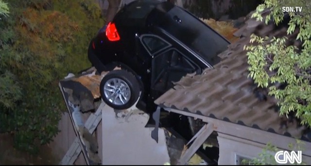 Chiếc BMW X3 nằm xuyên qua nóc garage.